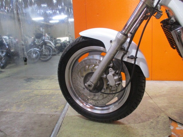 ホイールもこの通り状態グッド！１９９６年モデルでホイールもフォークのアウターまでもが綺麗な一台です！